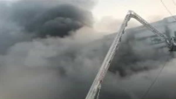 Surat Fire Accident: సూరత్లో అగ్నిప్రమాదం.. ఐదు అంతస్తుల భవనంపై నుంచి దూకిన కార్మికులు.. ఇద్దరు మృతి..