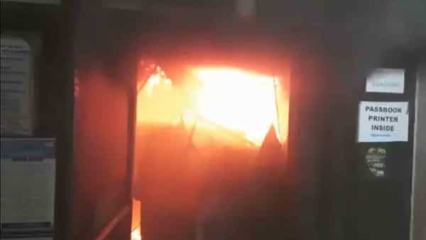 SBI ATM catches fire: ఎస్బీఐ ఏటీఎంలో మంటలు..