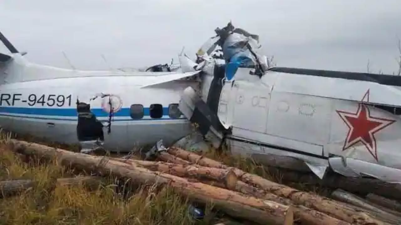 Russian plane crash: రష్యాలో ఘోర విమాన ప్రమాదం.. గాల్లోకి ఎగిరిన కొద్దిసేపటికే కూలిన విమానం.. 16 మంది మృతి..