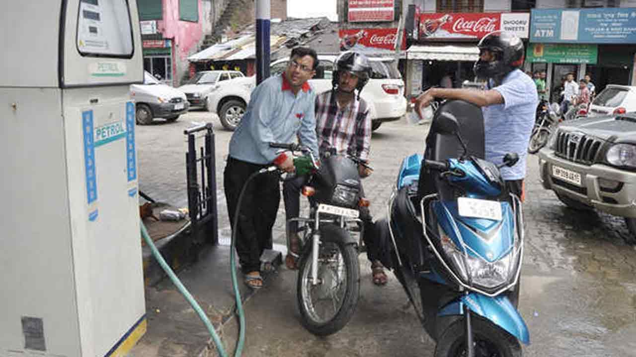 Fuel Price Today: వాహనదారులకు మళ్లీ షాకిచ్చిన పెట్రో ధరలు.. లీటర్‌పై ఎంత పెరిగిందో తెలుసా..?