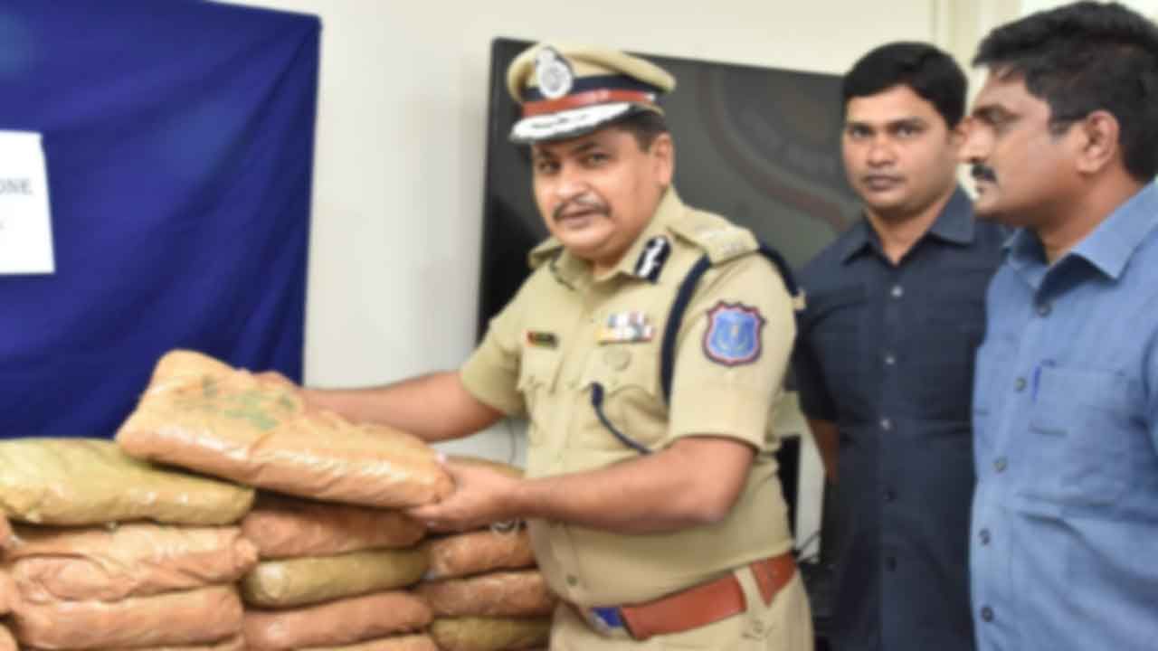 Ganja Seized: భాగ్యనగరంలో 110 కిలోల గంజాయి పట్టివేత.. ఏవోబీ నుంచి అరటి లోడ్‌లో తరలిస్తుండగా..