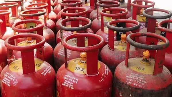 Gas Cylinder: గుడ్న్యూస్.. ఇక రేషన్ షాపుల్లో గ్యాస్ సిలిండర్లు.. కేంద్రం కీలక నిర్ణయం..!
