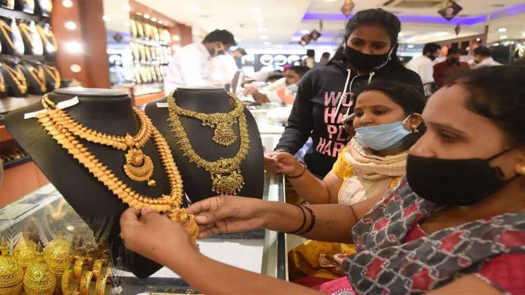 Gold Price Today: పరుగులు పెడుతున్న బంగారం ధరలు.. తాజాగా 10 గ్రాముల ధర ఎంతంటే..! Gold Price Today: పరుగులు పెడుతున్న బంగారం ధరలు.. తాజాగా 10 గ్రాముల ధర ఎంతంటే..!