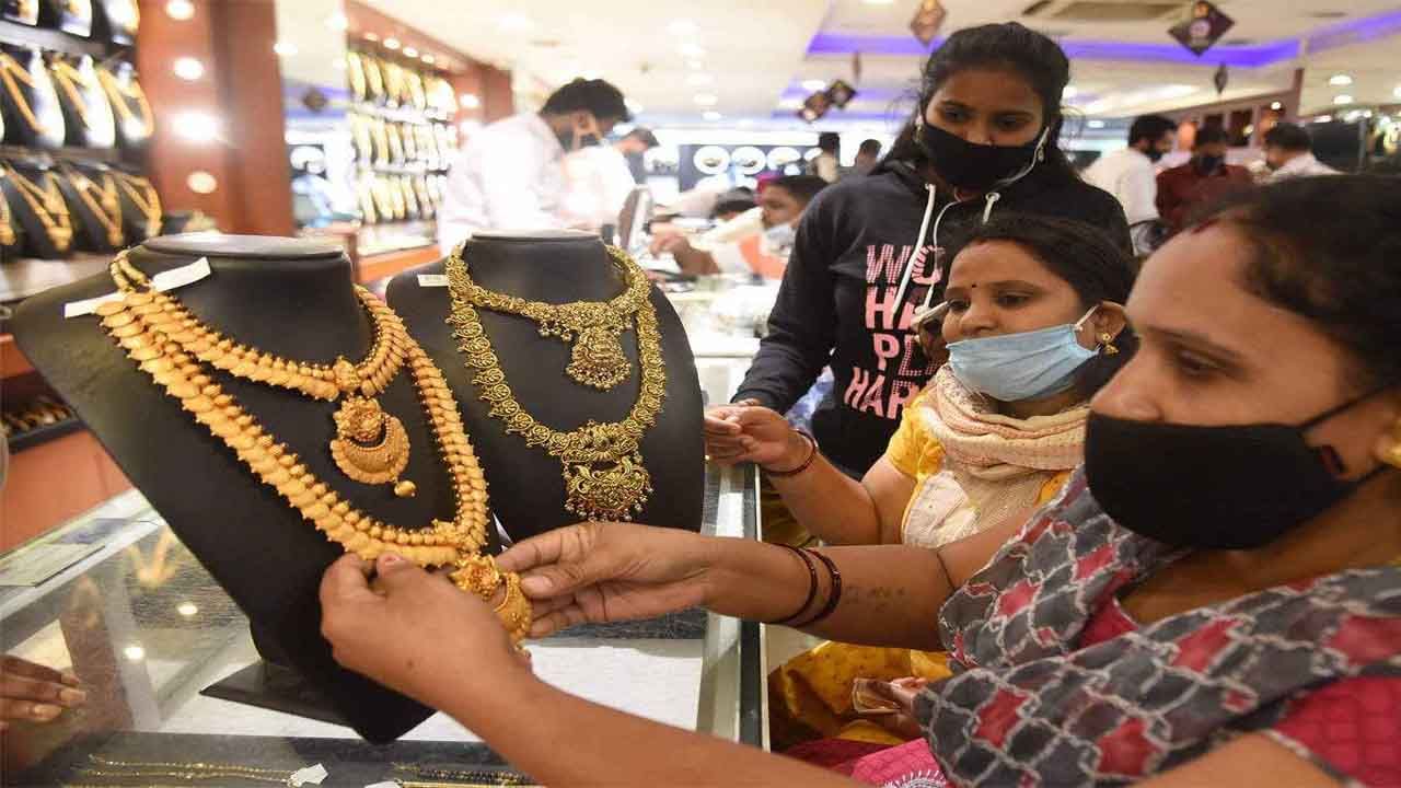 Gold Price Today: మళ్లీ పెరిగిన బంగారం ధరలు.. తెలుగు రాష్ట్రాల్లో తులం గోల్డ్‌ రేటు ఎంతంటే..?