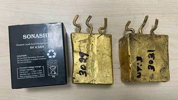 Gold Seized: బంగారం స్మగ్లింగ్కు సరికొత్త ప్లాన్.. ఎమర్జెన్సీ లైట్లో ఆరు కేజీల బంగారం.. కానీ చివరకు..