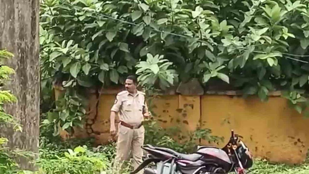 Head Constable: పట్టపగలే డ్యూటీలో ఉండగా మందు తాగుతున్న పోలీస్.. రూల్స్ వీళ్ళకి వర్తించవా అంటున్న జనం Head Constable: పట్టపగలే డ్యూటీలో ఉండగా మందు తాగుతున్న పోలీస్.. రూల్స్ వీళ్ళకి వర్తించవా అంటున్న జనం