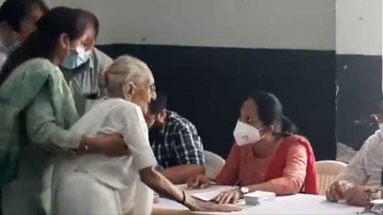Gandhinagar Civic Polls: జీఎంసీ ఎన్నికల్లో ఓటు హక్కు వినియోగించుకున్న ప్రధాని మోదీ తల్లి హీరాబెన్..