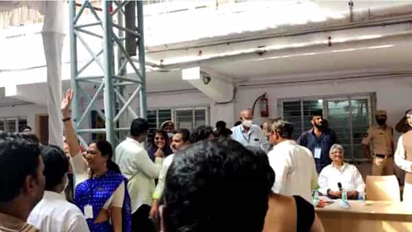 MAA Election: మా ఎన్నికల చమక్కులు.. శివ బాలాజీ చేయి కొరికిన హేమ. చేయి ఎందుకు కొరికానో చెప్పాలన్న హేమ
