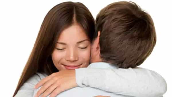 Hugging: కౌగిలించుకోవడం వల్ల ఈ 4 ఆరోగ్య ప్రయోజనాలు..! మీకు తెలియకుండానే జరిగిపోతాయి..