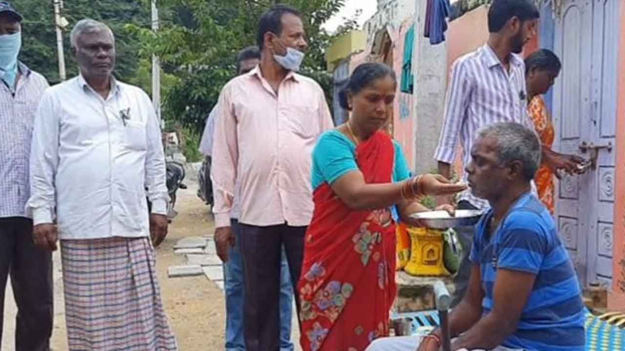 Humanity: పక్షవాతంతో తండ్రి.. ఇంట్లో నుంచి గెంటేసిన కొడుకు, కూతురు.. ఆదరించిన స్థానికులు ఎక్కడంటే..