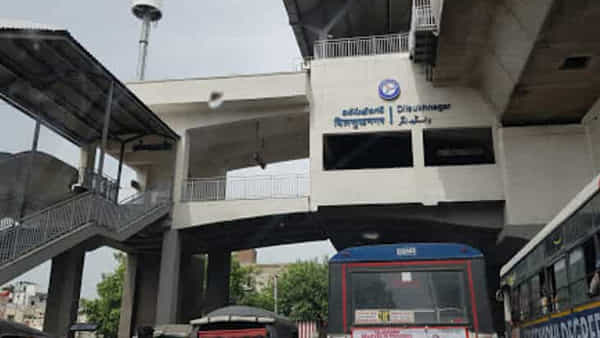 Hyderabad: దిల్సుఖ్నగర్ మెట్రో స్టేషన్ పై నుంచి పడిపోయిన వ్యక్తి.. ప్రమాదమా.? ఆత్మహత్యాయత్నమా.?