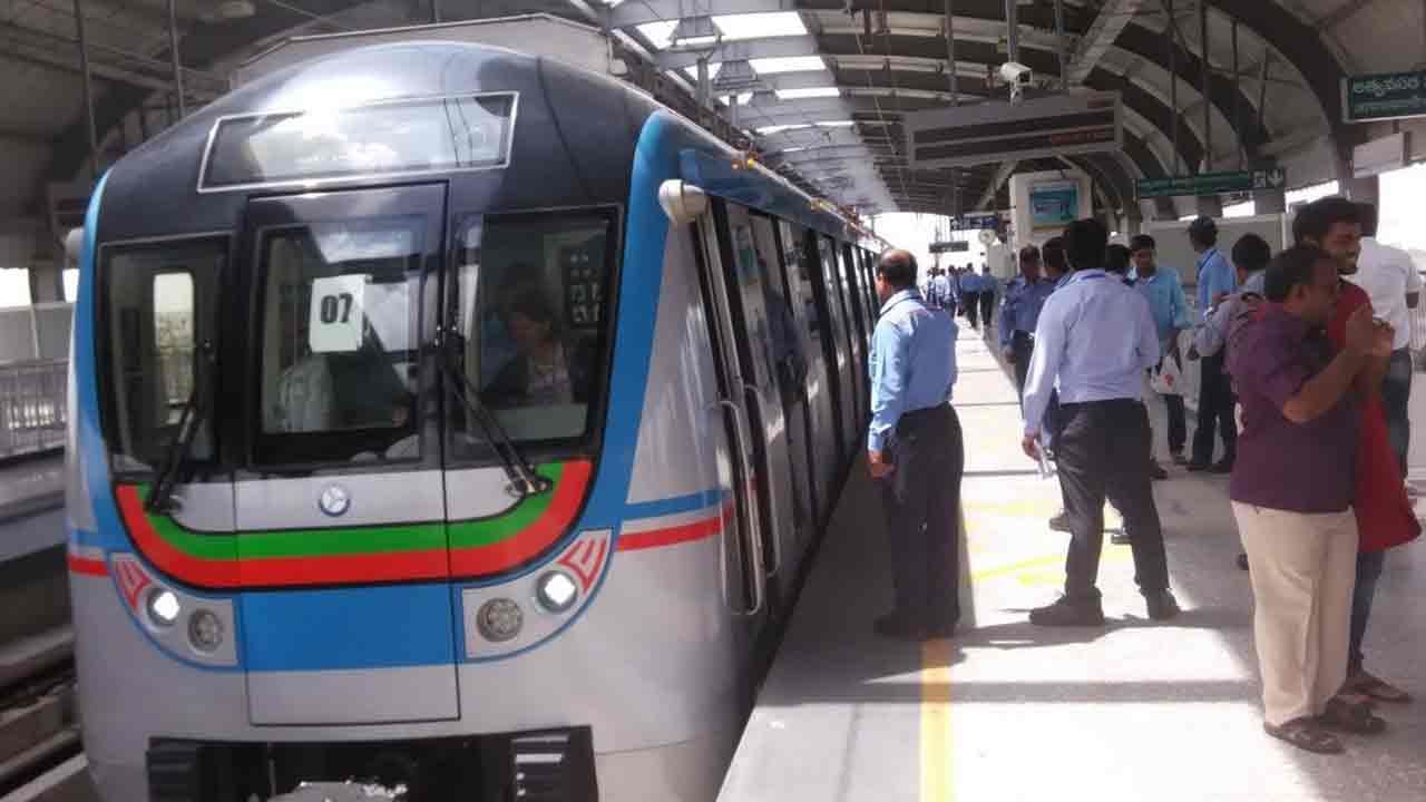 Hyderabad Metro: మెట్రోలో ప్రయాణించే వారికి బంపరాఫర్.. నెలనెలా లక్కీ డ్రా.. మరెన్నో ఆఫర్లు.. ఎప్పటినుంచంటే..?