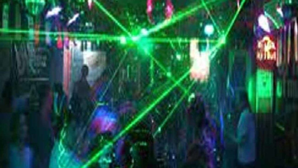 Hyderabad Pubs: తెల్లవార్లూ తెరిచే ఉంటున్న పబ్లు..ఎన్ని ప్రమాదాలు జరుగుతున్నా మారని యజమాన్యం తీరు.. Hyderabad Pubs: తెల్లవార్లూ తెరిచే ఉంటున్న పబ్లు..ఎన్ని ప్రమాదాలు జరుగుతున్నా మారని యజమాన్యం తీరు..