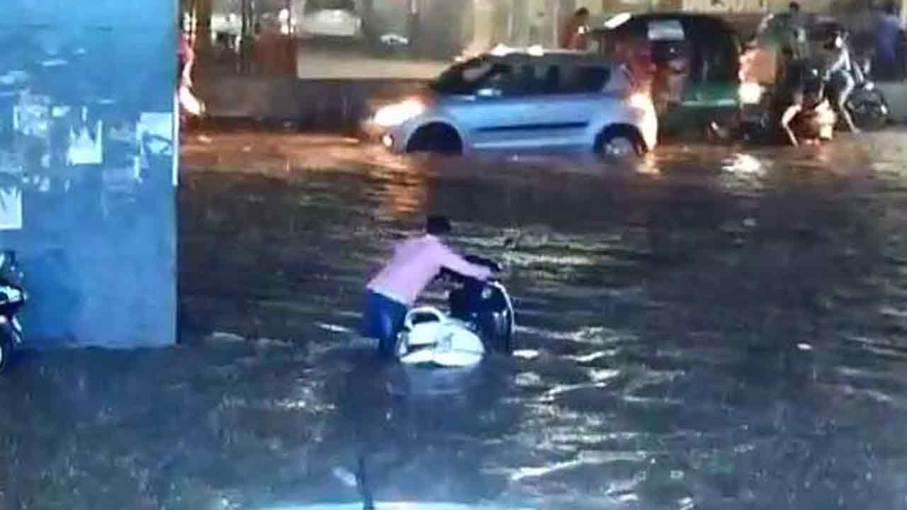 Hyderabad Rains: హైదరాబాద్‌ అస్తవ్యస్తం.. మూడు గంటల వర్షానికి ఆగమాగం..
