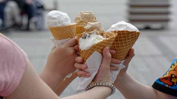 Ice Cream: పైకి మాత్రం ఐస్క్రీమ్ తింటున్నట్లే ఉంటుంది.. అందులో ఏం కలిపారో తెలిస్తే షాకే..