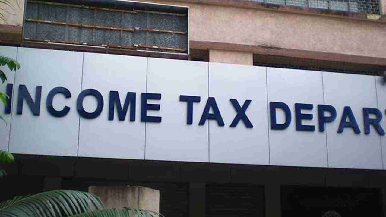 I-T searches: ఐటీ సోదాల కలకలం.. 50కి పైగా వ్యాపారులు, కాంట్రాక్టర్ల నివాసాల్లో ఏకకాలంలో దాడులు