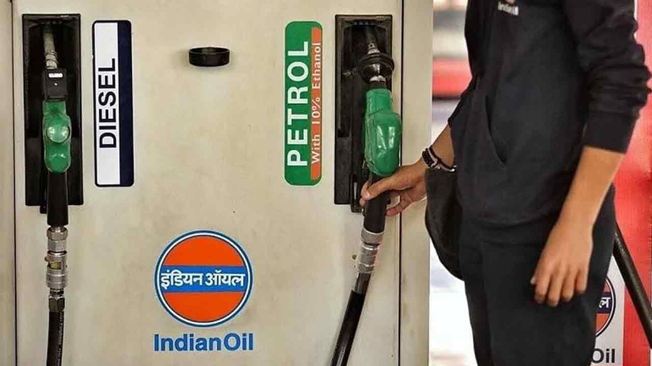 Fuel price today: వాహనదారులకు ఉపశమనం.. వరుస బాదుడుకు బ్రేక్.. ఇవాళ పెట్రోల్, డీజిల్ రేట్లు ఎంతంటే..