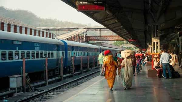 Indian Railways: రైళ్లలో ఉమ్మివేత సమస్యకు చెక్ పెట్టేందుకు రైల్వే శాఖ వినూత్న యోచన.. పూర్తి వివరాలు..!