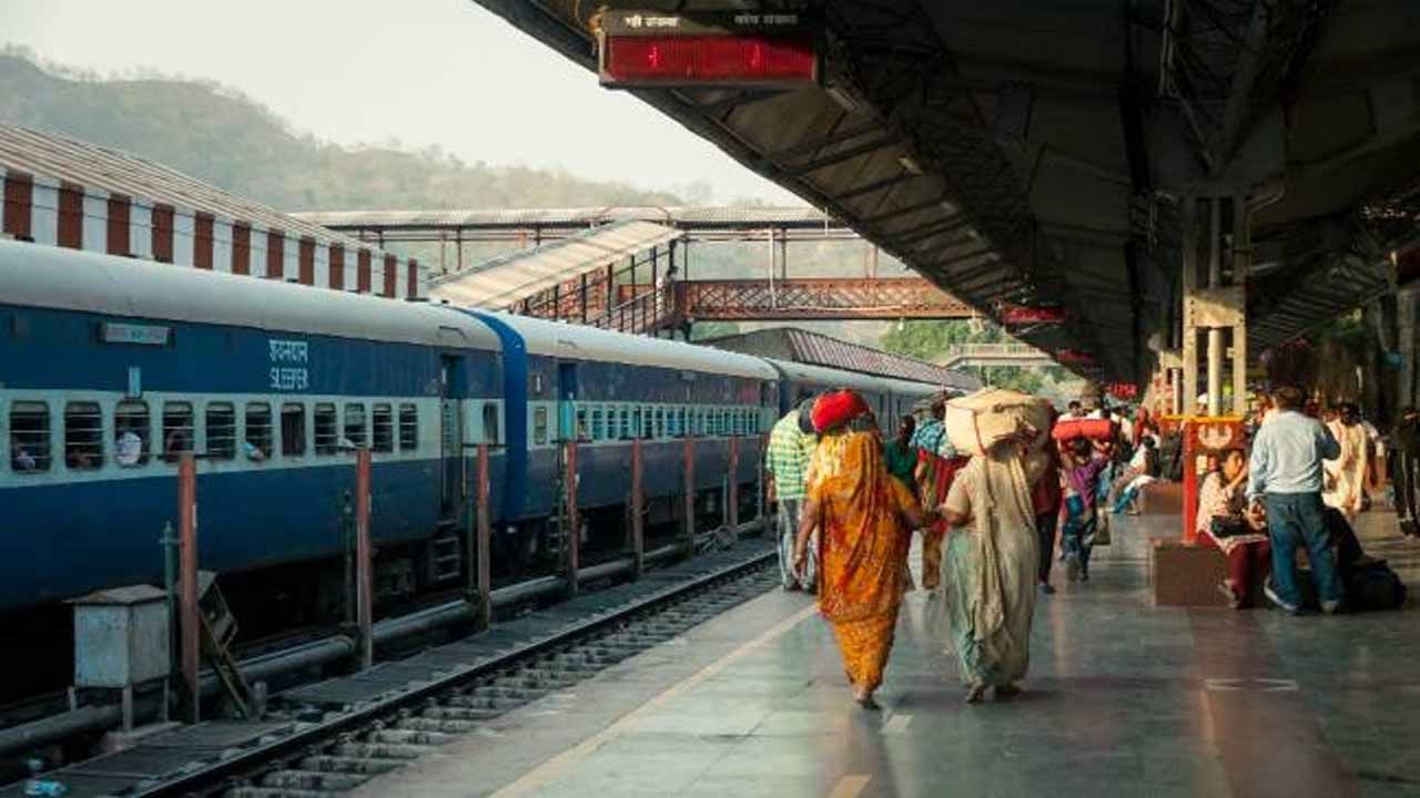 Indian Railways: రైళ్లలో ఉమ్మివేత సమస్యకు చెక్‌ పెట్టేందుకు రైల్వే శాఖ వినూత్న యోచన.. పూర్తి వివరాలు..!