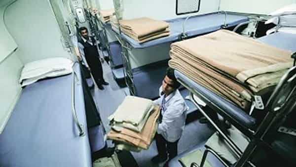 Indian Railways: రైల్వే ప్రయాణీకులకు బ్యాడ్న్యూస్.. ఇకపై బెడ్ రోల్స్ కావాలంటే జేబులకు చిల్లే.!