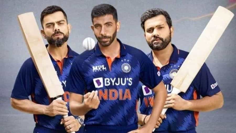 టీ20 ప్రపంచకప్ 2021లో భారత క్రికెట్ జట్టు పాకిస్థాన్తో జరిగే మ్యాచ్తో తన ప్రచారాన్ని ప్రారంభించనుంది. ఈసారి టైటిల్ గెలవడానికి టీమిండియా బలమైన పోటీదారుగా నిలిచింది. పరుగుల యంత్రం కెప్టెన్ విరాట్ కోహ్లీ టీంను నడిపించనున్నాడు. హిట్ మ్యాన్ రోహిత్ శర్మ, రిషబ్ పంత్, సూర్యకుమార్ యాదవ్, కేఎల్ రాహుల్తో భారత్ చాలా బలంగా కనిపిస్తోంది. బౌలింగ్లో జస్ప్రీత్ బుమ్రా, రవీంద్ర జడేజా, వరుణ్ చక్రవర్తి రాణిస్తున్నారు. ఈసారి భారత్ తరపున ఎక్కువమంది యువకులు కనిపిస్తున్నారు. అయితే వీరంతా కనీసం ఒక్క అంతర్జాతీయ టీ20 మ్యాచ్ అయినా ఆడినవారే కావడం విశేషం. కానీ, టీ20 ప్రపంచ కప్తో తమ అంతర్జాతీయ టీ20 కెరీర్ను ప్రారంభించిన భారతీయ తారలు ఎందరో ఉన్నారు. వారి గురించి తెలుసుకుందాం.