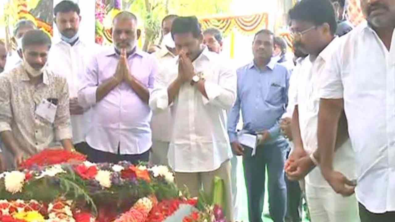 CM YS Jagan: దివంగత డా. గంగిరెడ్డికి పులివెందుల ఘాట్‌లో సీఎం జగన్మోహన్ రెడ్డి ఫ్యామిలీ ఘన నివాళి