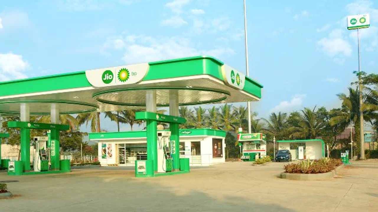 Jio Fuel Station: రిలయన్స్‌ ఇండస్ట్రీ మరో సంచలనం.. పెట్రోల్‌ బంక్‌ల వ్యాపారంలోకి అడుగు పెట్టిన జియో..!