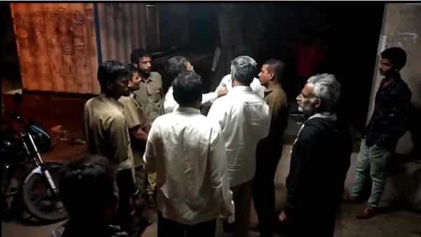 Kadiri: కదిరిలో ప్రయాణికుడిపై ఆర్టీసీ సిబ్బంది దాడి.. మెడపట్టుకొని కిందకు తోసి రౌండప్.. వైరల్ వీడియో