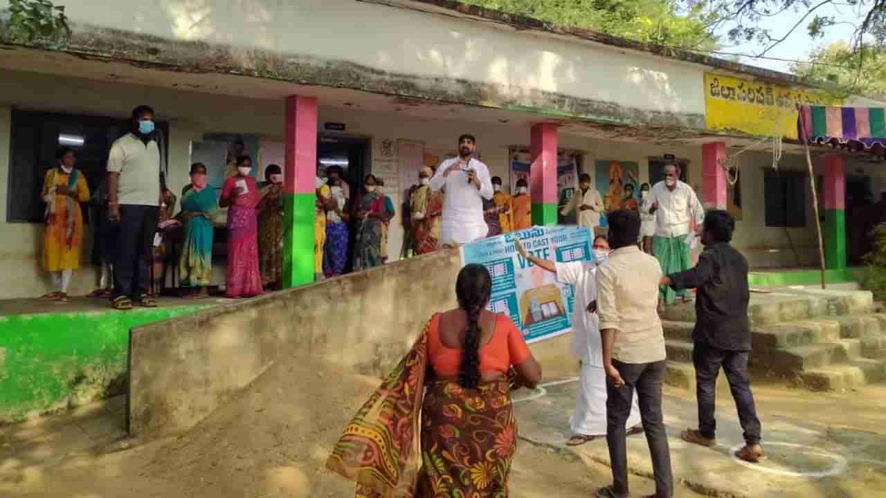 Huzurabad By Election: హుజూరాబాద్‌లో ఉద్రిక్తత.. TRS లీడర్ కౌశిక్ రెడ్డిని అడ్డుకున్న BJP కార్యకర్తలు..