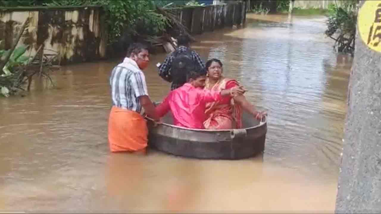 పలు ప్రాంతాల్లో కొండచరియలు విరిగిపడుతున్నాయి. సహాయకచర్యలు కొనసాగుతున్నాయి.