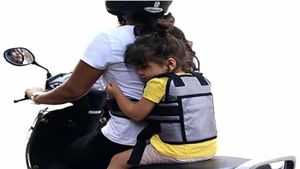 Kid Safety: బైక్పై పిల్లలను తీసుకెళ్తున్నారా.. నియమాలు తెలియకపోతే బుక్కైనట్లే..