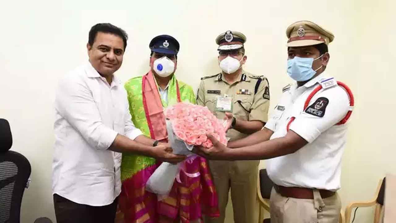 KTR: వారెవ్వా.. ఈయనండి లీడర్ అంటే.. తన కారుకు చలాన్ వేసిన ఎస్ఐకి కేటీఆర్ సన్మానం