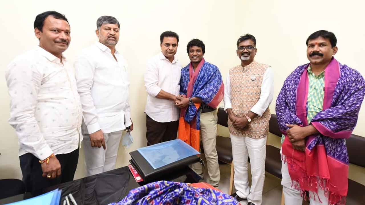 Minister KTR: చేనేత రంగంలో జాతీయ అవార్డు విన్నర్స్ ను సన్మానించిన మంత్రి కేటీఆర్..చేనేత సంక్షేమం కొరకు పనిచేస్తామని భరోసా