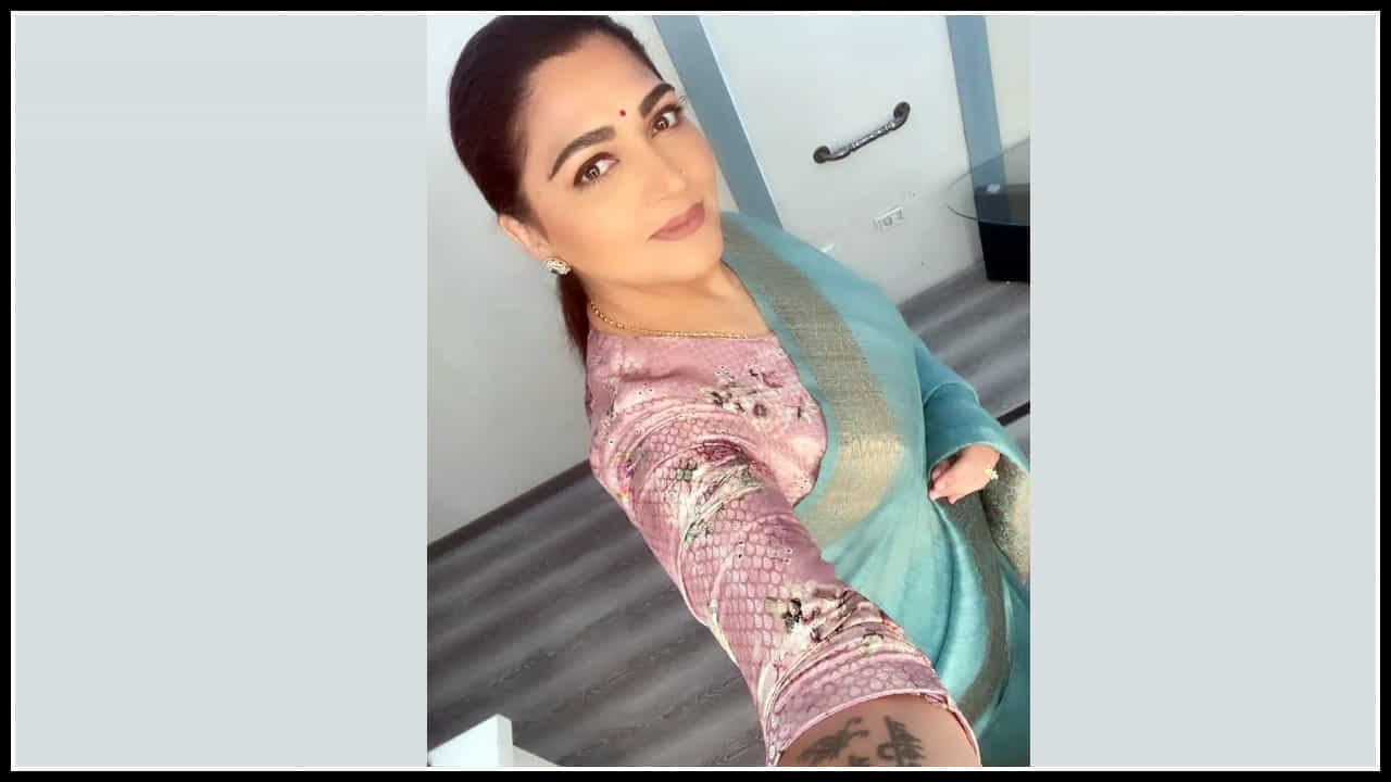 సోషల్ మీడియాలో ఎట్రాక్ట్ చేస్తున్న కుష్బూ యంగ్ లుక్ ఫొటోస్