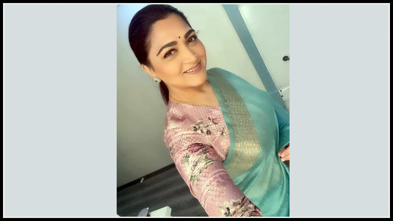 సోషల్ మీడియాలో ఎట్రాక్ట్ చేస్తున్న కుష్బూ యంగ్ లుక్ ఫొటోస్