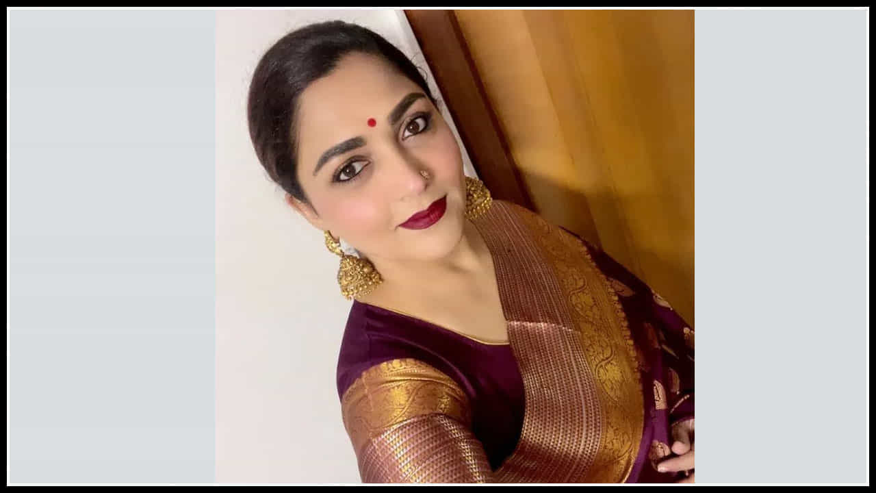 సోషల్ మీడియాలో ఎట్రాక్ట్ చేస్తున్న కుష్బూ యంగ్ లుక్ ఫొటోస్
