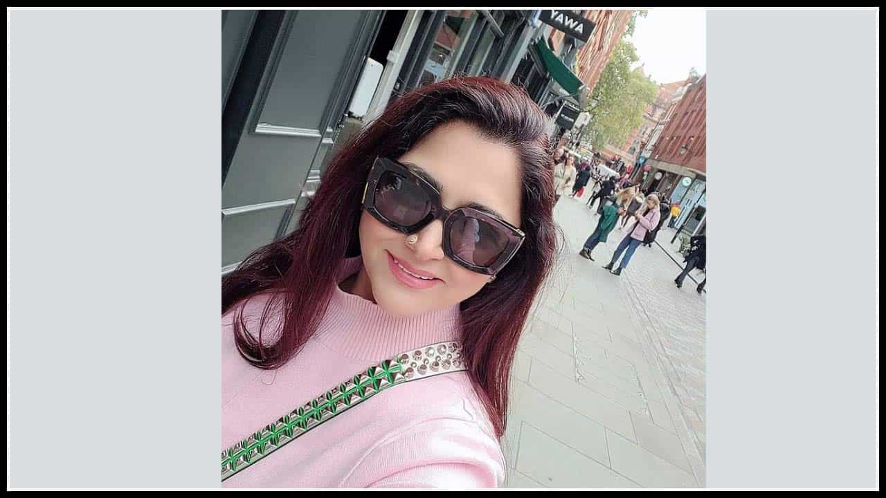 సోషల్ మీడియాలో ఎట్రాక్ట్ చేస్తున్న కుష్బూ యంగ్ లుక్ ఫొటోస్