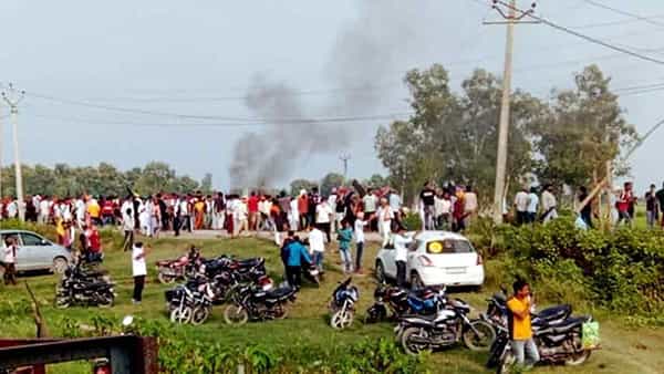 Lakhimpur Kheri Viral Video: అన్నదాతలపైకి దూసుకెళ్లిన కారు.. వీడియోను షేర్ చేసిన కాంగ్రెస్ నాయకులు..