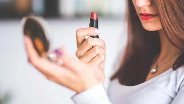 Makeup Tips: అదరాలు అందంగా కనిపించాలంటే.. లిప్స్టిక్ ఎలా వేసుకోవడంలో కొన్ని చిట్కాలు తెలుసుకోండి..