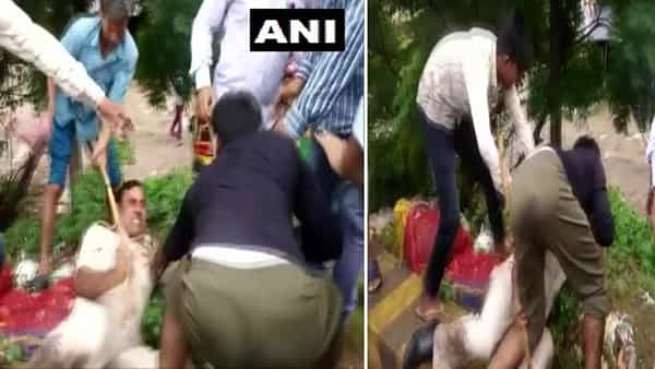 Crime News: నడిరోడ్డుపై బైక్ పార్కింగ్.. తీయాలన్న ట్రాఫిక్ కానిస్టేబుల్పై దాడి.. కిందపడేసి దారుణంగా..