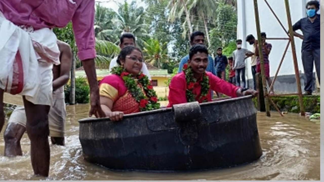 Watch: పెళ్లి కోసం యువ జంట సాహసం.. వరద నీటిలో వంట పాత్రలో ప్రయాణం..