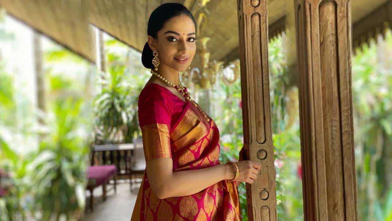 మీనాక్షి చౌదరి.. ఇచ్చట వాహనములు నిలుపరాదు సినిమాతో హీరోయిన్ గా పరిచయం అయ్యింది ఈ బ్యూటీ.