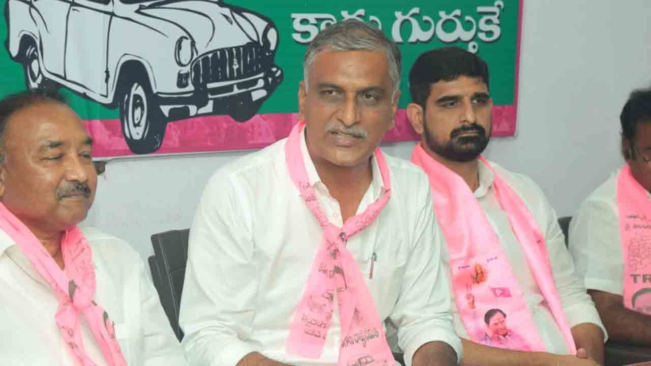 Huzurabad By Election: ఈటెల బీజేపీని ఓన్ చేసుకోలేదు..బురదలో అడుగేసినావు అంటూ హరీష్ రావు సంచలన కామెంట్స్