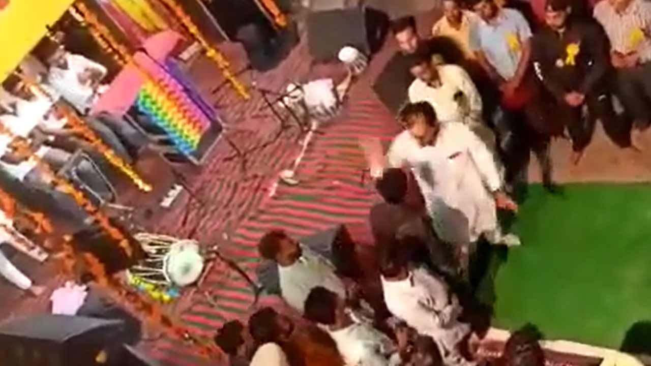 Viral Video: పంజాబ్‎లో దారుణం.. ప్రశ్నించినందుకు దాడి చేసిన ఎమ్మెల్యే.. వీడియో వైరల్..