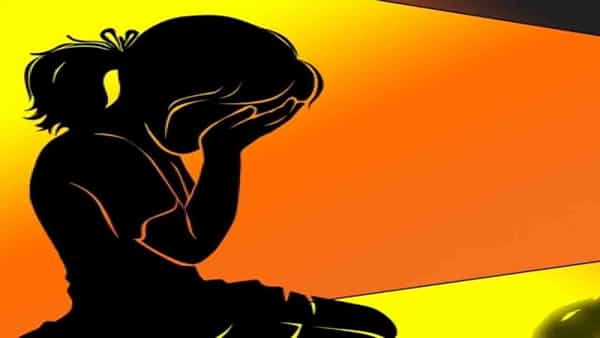 Crime News: స్నానం చేస్తున్న వివాహిత వీడియో చిత్రీకరణ.. బ్లాక్మెయిల్కు పాల్పడుతూ అన్నదమ్ముళ్ల లైంగిక దాడి!