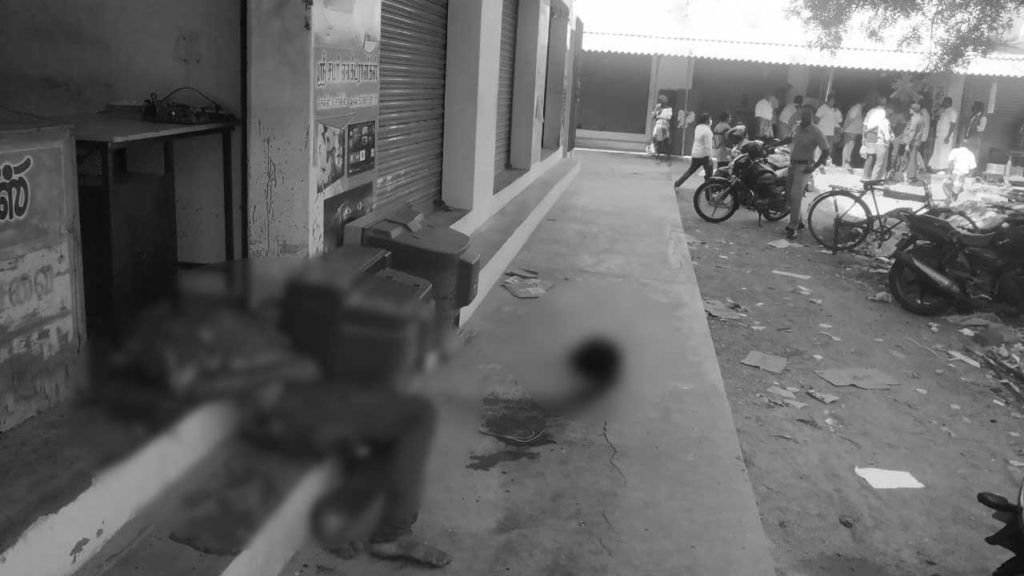 Honor Killing: తమిళనాడులో దారుణం.. కులాంతర వివాహం చేసుకున్నాడని యువకుడి తల నరికేశారు.. Honor Killing: తమిళనాడులో దారుణం.. కులాంతర వివాహం చేసుకున్నాడని యువకుడి తల నరికేశారు..