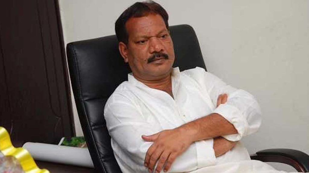 Andhra Pradesh: గుంటూరులో అర్దరాత్రి హైడ్రామా.. మాజీ మంత్రి ఇంటికి భారీగా వచ్చిన పోలీసులు.. ఆపై.. Andhra Pradesh: గుంటూరులో అర్దరాత్రి హైడ్రామా.. మాజీ మంత్రి ఇంటికి భారీగా వచ్చిన పోలీసులు.. ఆపై..