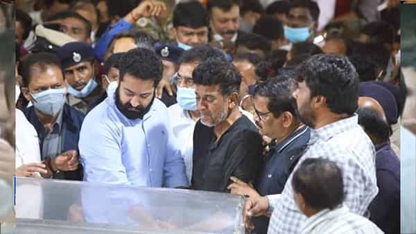 Jr NTR - Puneeth Rajkumar: కుటుంబ సభ్యులకు ఓదార్పు.. పునీత్ రాజ్కుమార్కు ఎన్టీఆర్ కడసారి నివాళి..