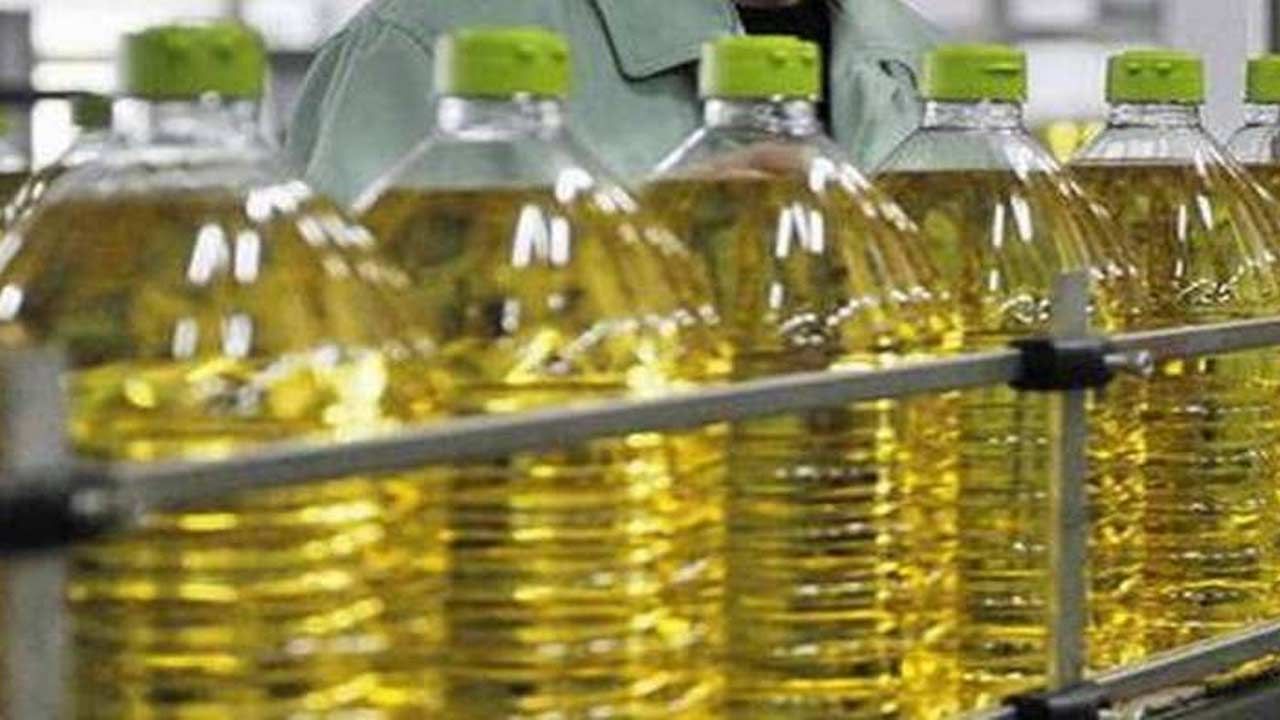 Edible Oils: కేంద్రం గుడ్‎న్యూస్.. వంట నూనె నిల్వలపై పరిమితులు విధింపు.. తగ్గనున్న నూనె ధరలు..!