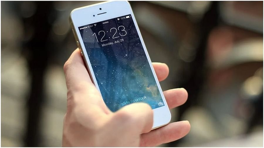 పాకిస్తాన్లో అనుమతి లేకుండా ఒకరి ఫోన్ను తాకలేరు. ఇది అక్కడ చట్ట విరుద్దం. ఇలా చేస్తూ పట్టుబడితే ఆరు నెలల జైలు శిక్ష పడే అవకాశం ఉంది.